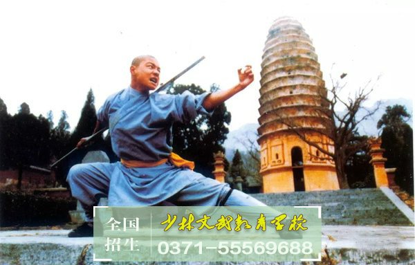 全封閉學校的圖書館一角