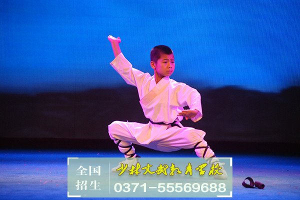 一遍又一遍的嘗試,戰(zhàn)友們一起努力終于割完了一大片