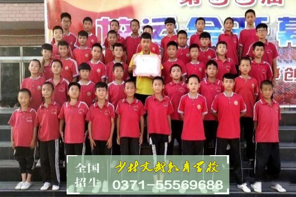 獨立的課堂教師,老師正對性的進行文化輔導