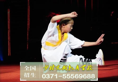 少林武術學校教練指導學生練功