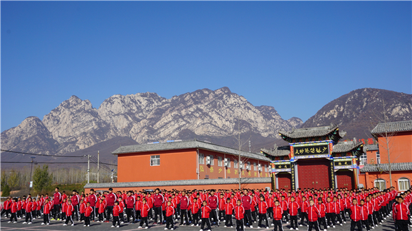 無理取鬧本質上是一種與父母對抗的逆反心理。